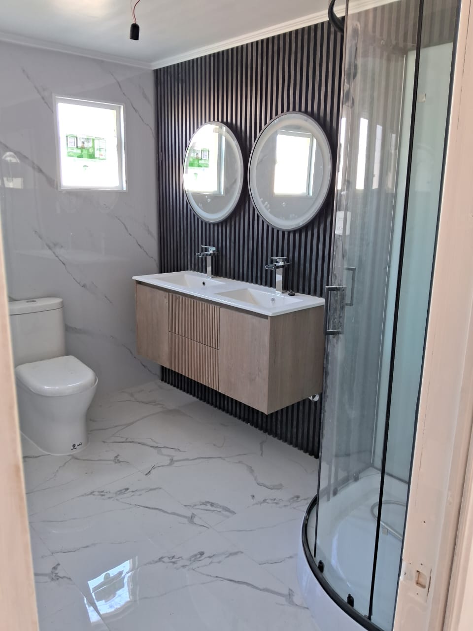 Diseño y revestimiento de baños resistentes a humedad